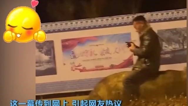 上学的事儿 河北廊坊午夜街头现“绿色出行骑猪侠”悠闲漫步玩儿手机