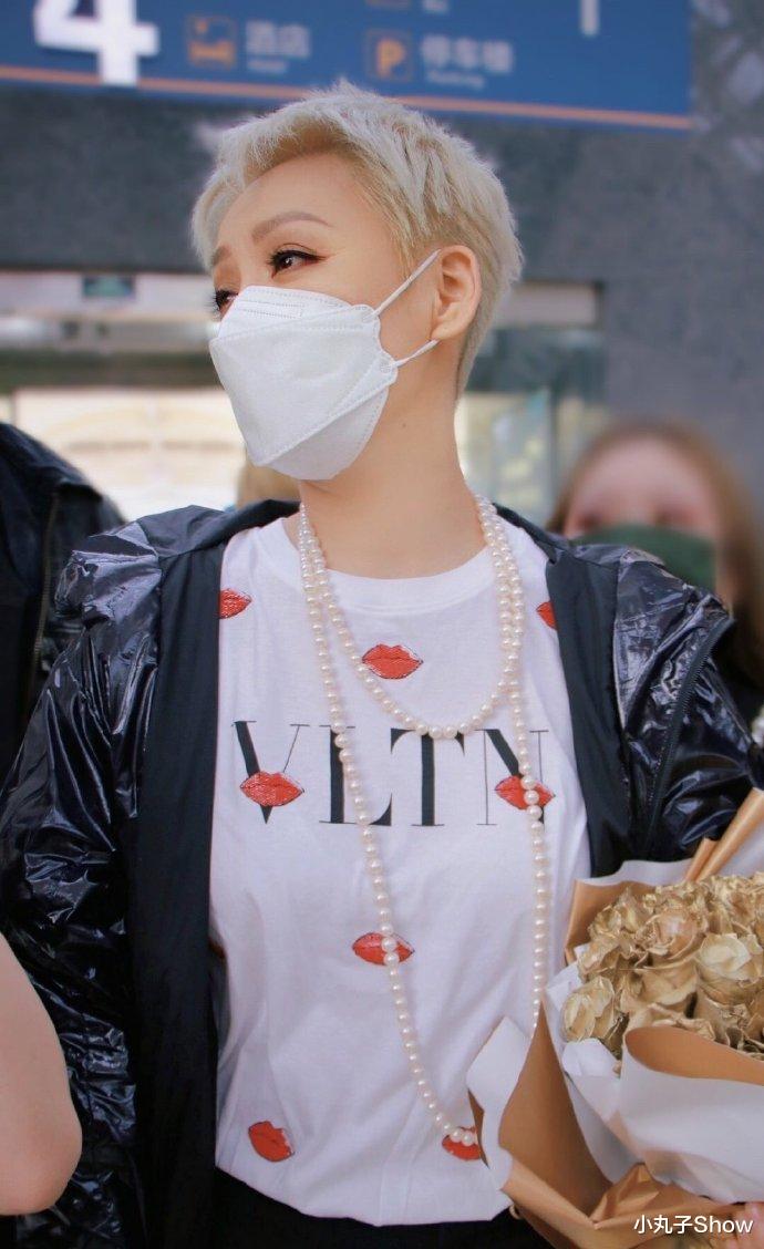 张歆艺|49岁宁静真放得开,白金短发走机场认不出,烟熏妆像真人芭比娃娃