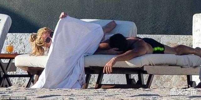 少女时代|小甜甜布兰妮海滩庆40岁，男模未婚夫陪伴，浴巾不离身怕被说胖