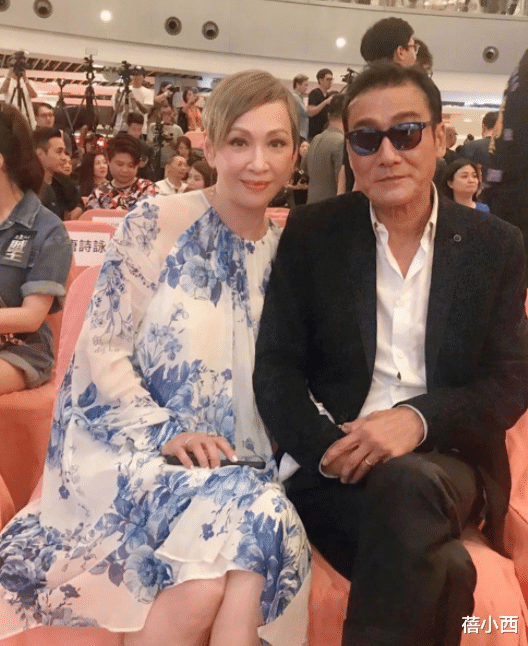 蓓小西|余安安不愧是周润发前妻，60岁还有傲人身材，穿深V裙风韵犹存