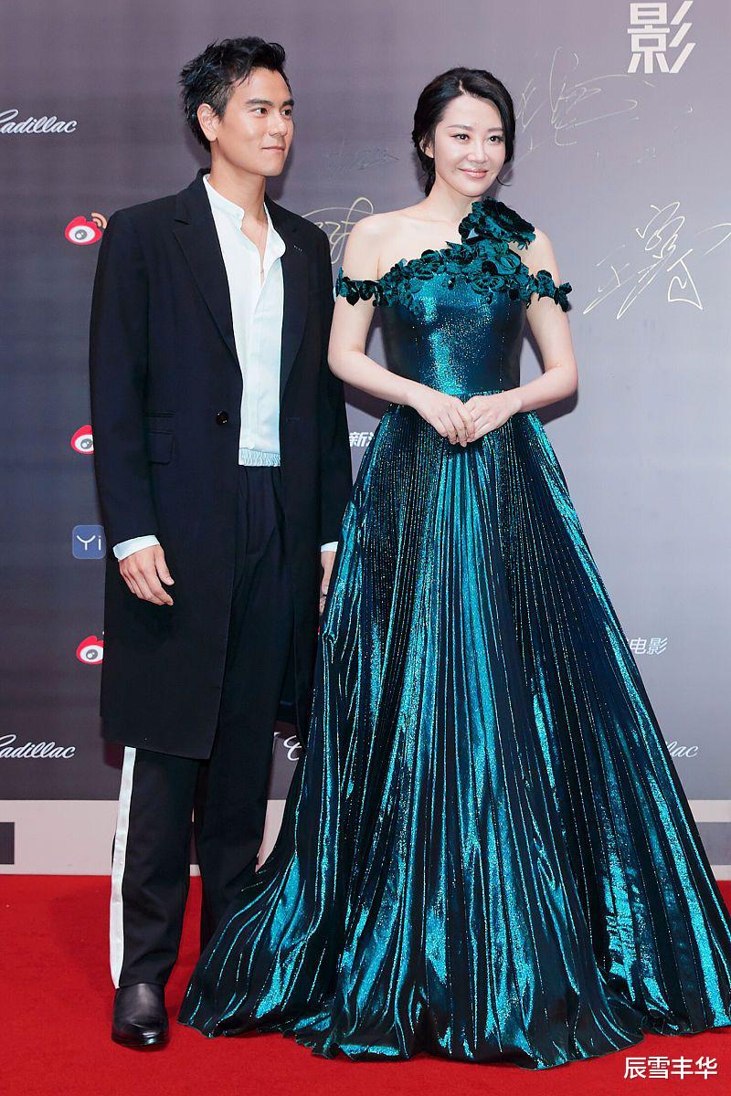 辰雪丰华 52岁的许晴状态也太好了！用贴身礼服裙包裹身材，宛如一条美人鱼