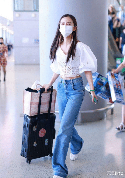 Angelababy|Baby真的好瘦，身穿镂空小衫秀“蚂蚁腰”，挑染发型个性又减龄