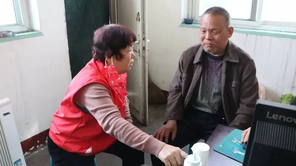 介休贴吧 第58个雷锋纪念日，介休红马甲用行动传承雷锋精神