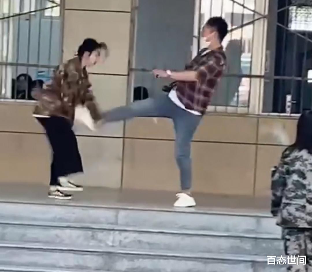 百态世间 西安某职校辅导员当众殴打女学生，掌掴女生，抬脚踹在女生肚子上