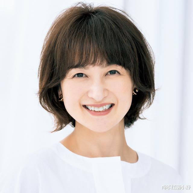 豆腐|40+岁的女人，发型尽量以短为主，试试这几种妈妈卷，洋气又减龄