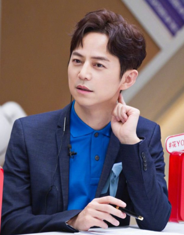 何炅|网友扒出与何炅牵手男子身份，同款及细节被曝光，嗑到了磕到了！