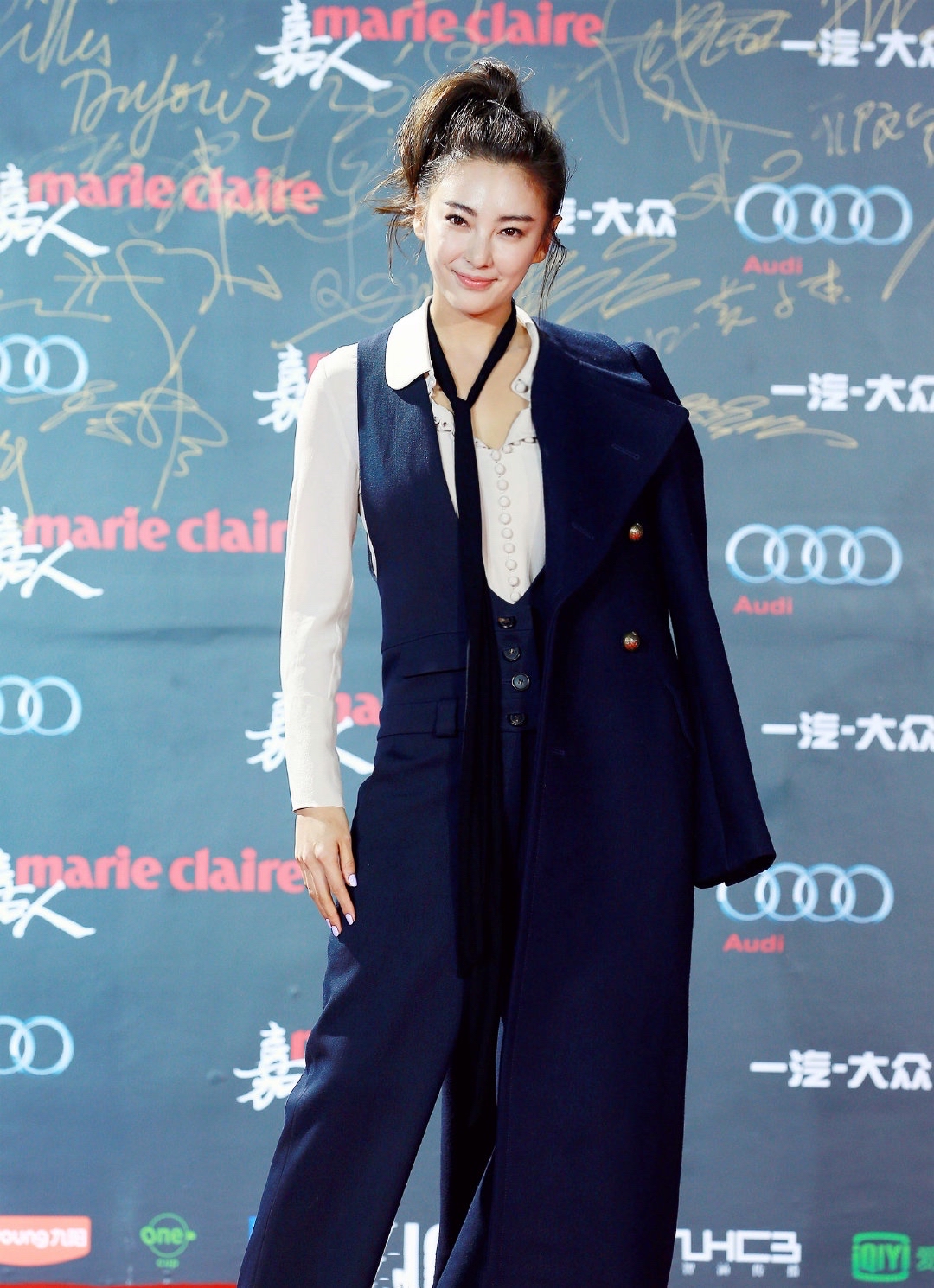 张雨绮|张雨绮真敢穿，大衣“只披半边”走红毯，意外美成焦点，又酷又飒