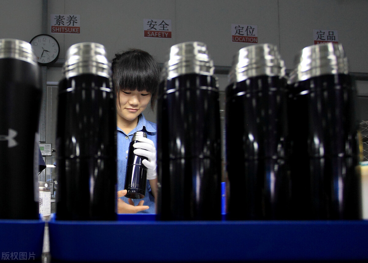 19种保温杯遭央视曝光!重金属超标热水进“毒水”出,家长需谨慎