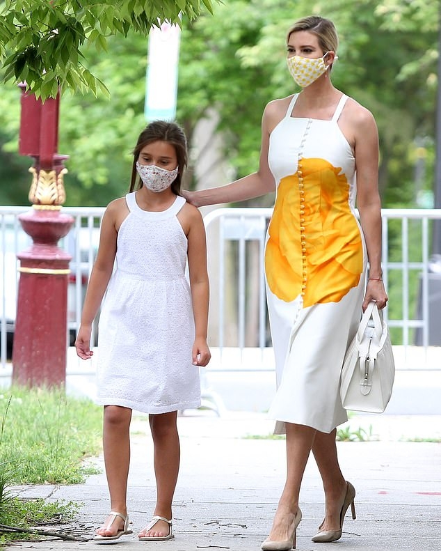 全球时尚风行|伊万卡时隔1个半月亮相!穿牛仔裤运动鞋大变样,夏日裙装更美