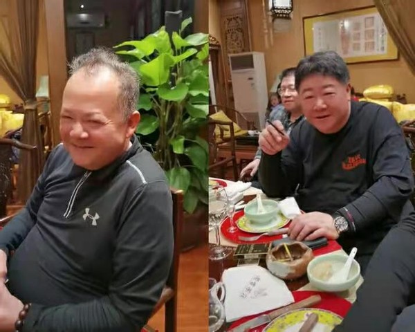 老明星|老戏骨马捷现身饭局，头发稀疏瘫坐在椅上，手中烟一条1000块