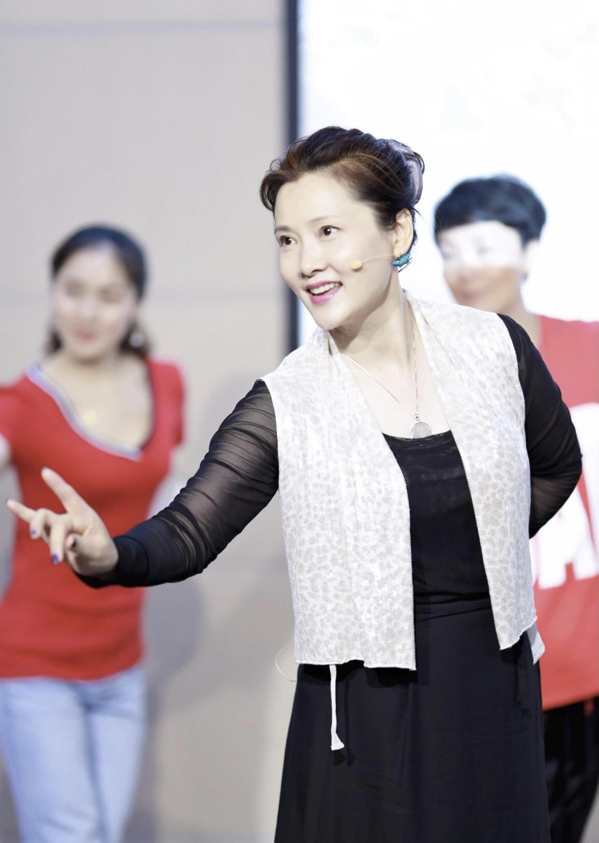 何有强|何赛飞穿出了“东方美精髓”，大红色暗纹旗袍古典温婉，端庄高贵