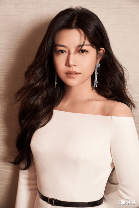 张艺兴|陈妍希妩媚起来没谁了！一袭白色开叉礼服，大波浪长发温婉动人
