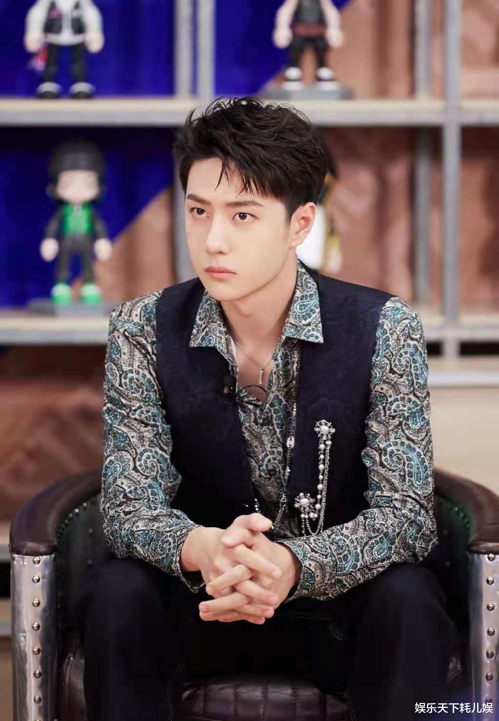 王一博|王一博客串《登场了洛阳》，白裤加蓝色外套超醒目，粉丝作诗赞“偷偷”蹿个儿