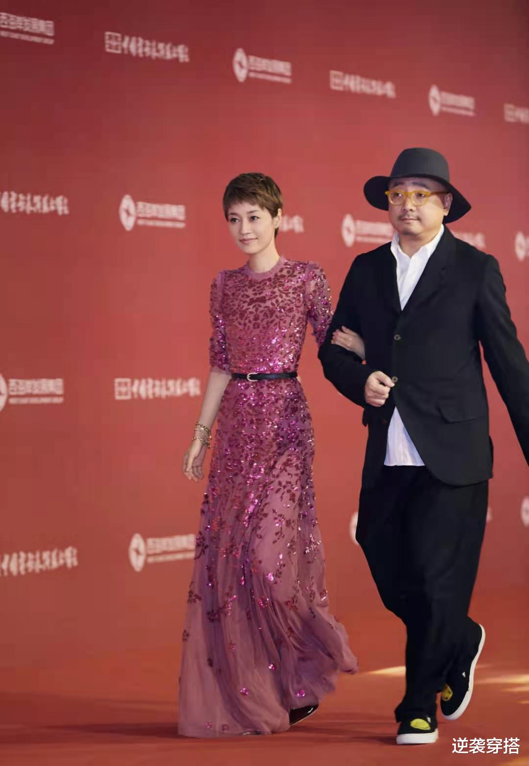 裙装|马伊琍的气质真是无敌了，穿亮片裙配短发，手挽徐峥走红毯似女王