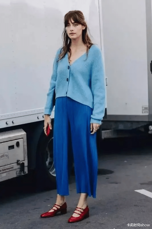 卡莉时尚show 奶奶衫+碎花裙,奶奶衫+百褶裤=今秋时髦搭配,可气质可温柔