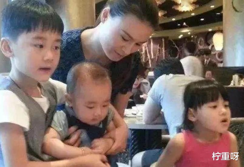 易烊千玺|朱小贞温柔娴静，年轻时有很多男孩追，父亲称做生意比哥哥更厉害