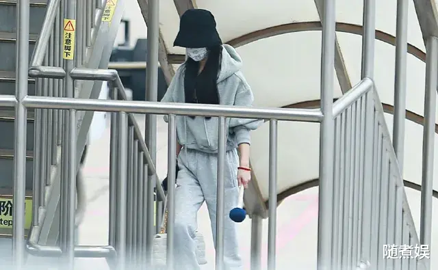 赵丽颖|宣布离婚后首现身，赵丽颖打扮低调，根本看不出来是大明星