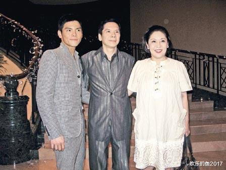 向华强|香港大佬向华强走在内地无人识，被大门阻挡，背影有些凄凉