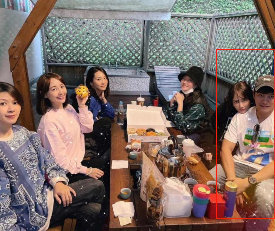 陈乔恩|42岁陈乔恩颜值回春，携男友与姐妹聚会，有谁注意到她背的包？