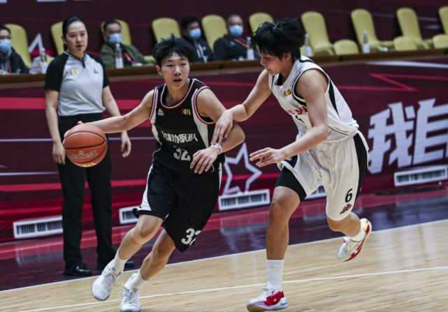 篮球|垫脚事故引争议！球员孙丽被毁掉职业生涯，恶犯的成本太低了