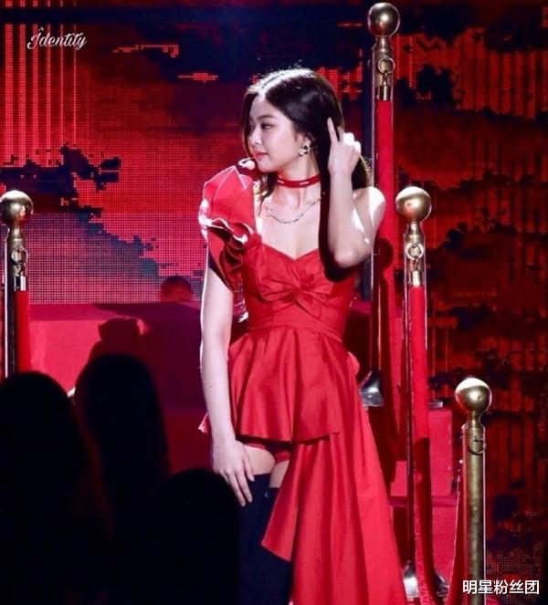 jennie和jisoo紅衣舞臺造型，風格不同，你喜歡哪一個-圖5