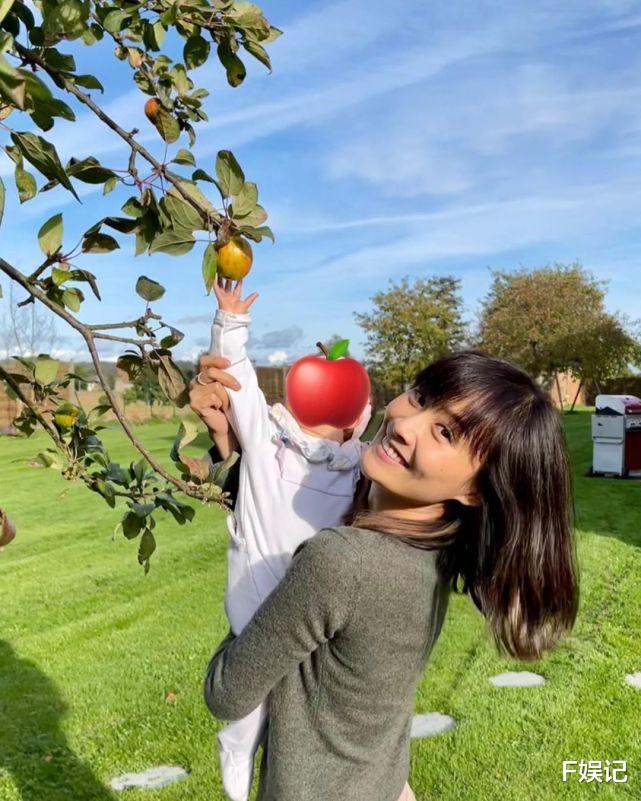 陈法拉|陈法拉带女儿在街上闲逛 坐在婴儿车上的女儿伸出小手拉着妈妈