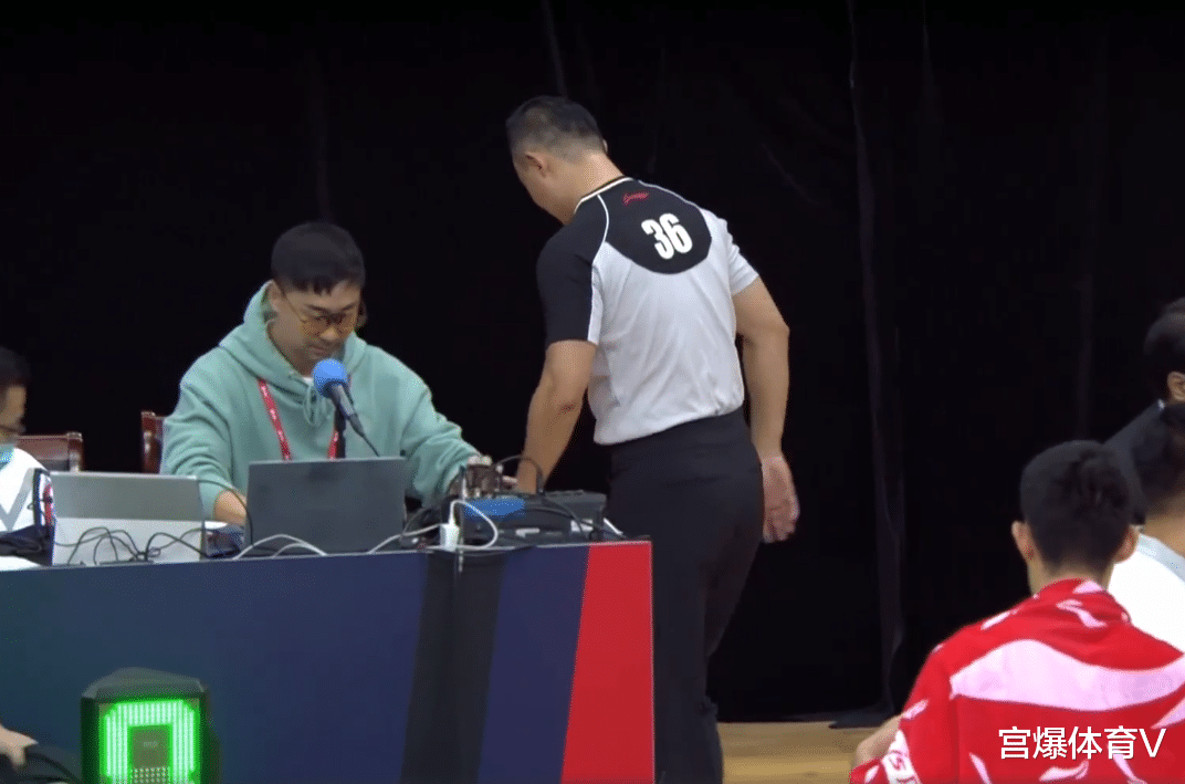 閆軍|CBA賽場突發(fā)！閆軍受傷離場，或賽季報銷，超級外援偷笑