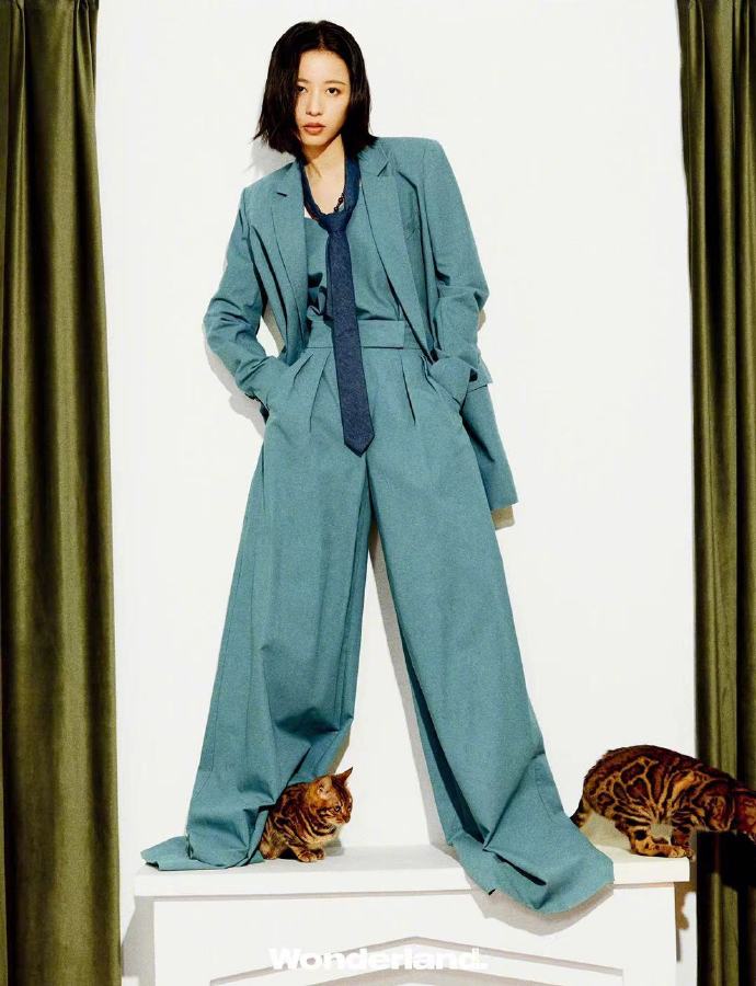 短发|周雨彤猫系男友风时尚大片潮酷上线，利落短发随性穿搭，率性洒脱