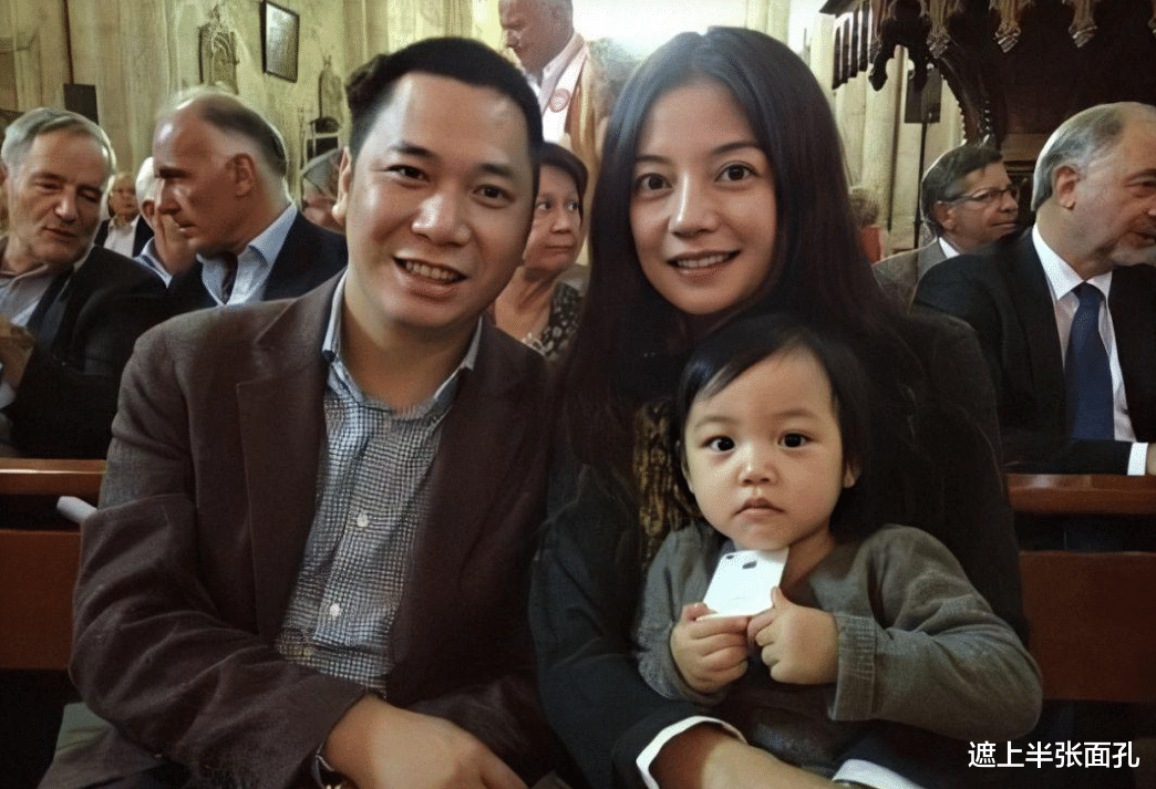 赵薇|赵薇风波后现身安徽老家，素面略显疲惫，和粉丝合影很随和