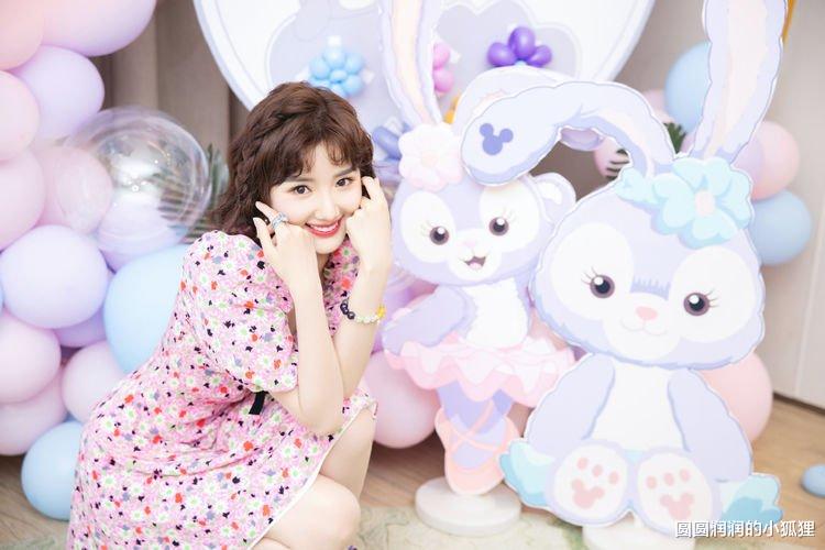 刘芮麟|毛晓彤晒海边生日照，穿花粉裙子甜美出镜，低眸浅笑幸福感满满