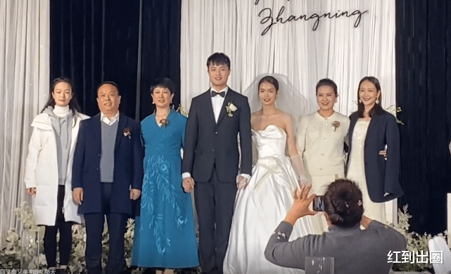 王鸥|39岁王鸥低调出席妹妹婚礼！前后张罗忙不赢，穿礼裙发福被指怀孕