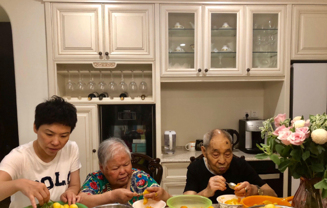 窗帘|邓亚萍晒出自己的豪宅，在院子开辟了菜园，家里吃的蔬菜都自己种
