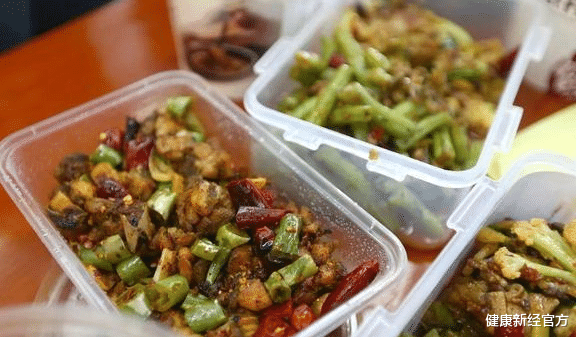 健康新经官方 指甲若有4种变化，八成是肝出问题了，哪怕占一个，也要及早检查