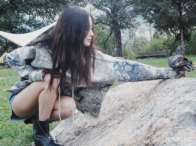 Angelababy|杨颖穿牛仔热裤拍写真，蹲在地上摆拍引起热议，被指“不优雅”