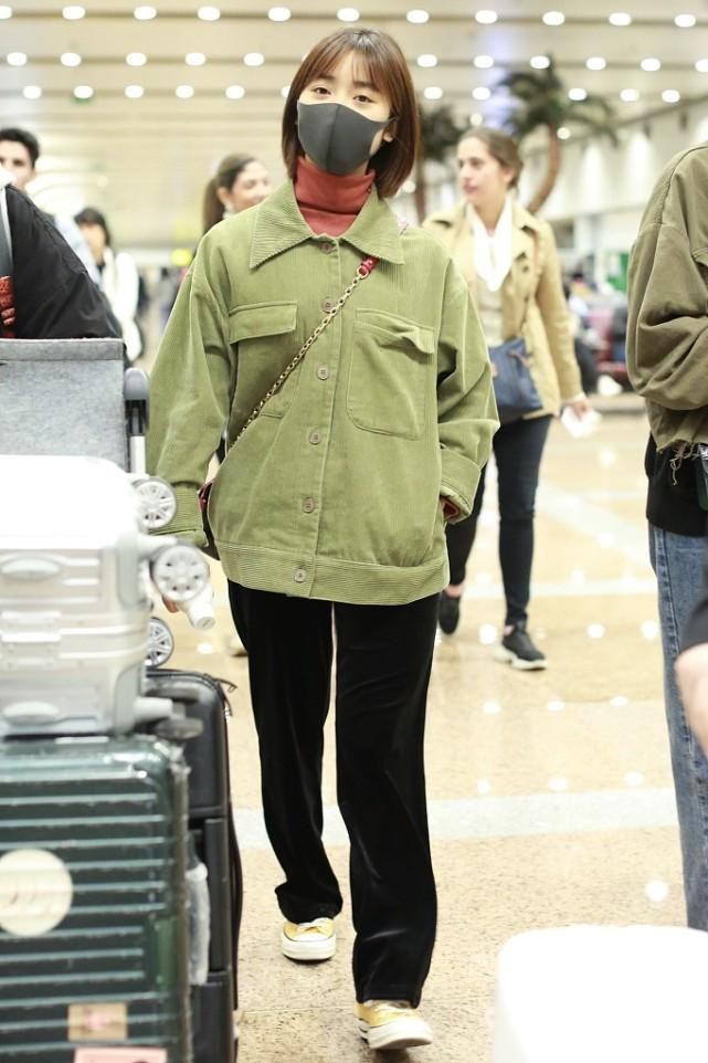 凡小屋 还是沈月像邻家女孩,穿绿色夹克衫保暖休闲,一点明星架子都没有