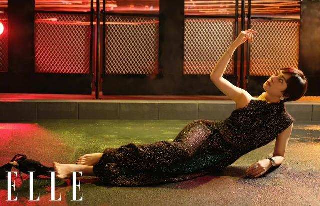 魏巍|孙俪留着油头登封面,披一身“渔网”气场全开,可惜少了点女人味