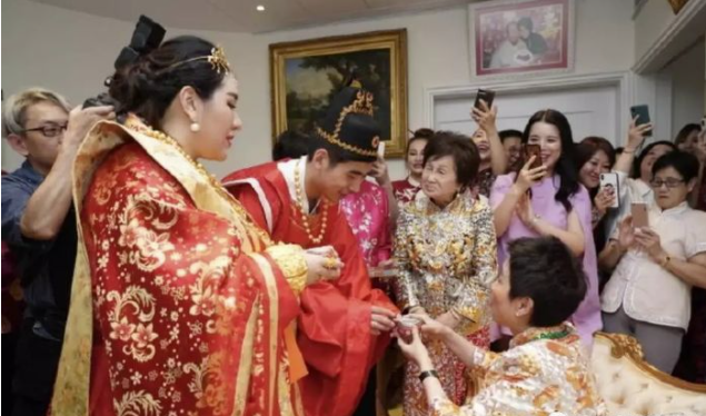 何超盈|200斤何超盈对小7岁辛奇隆撒娇，500婚戒算啥？女方5亿嫁妆才真狠