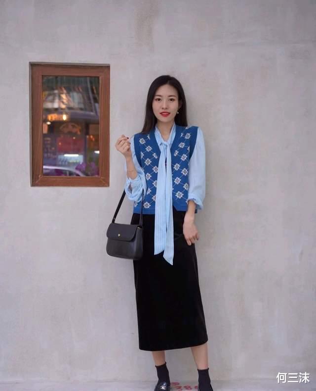何三沫 40岁的女人不要胡乱扮嫩，可以试试针织开衫配半身裙，温柔又减龄