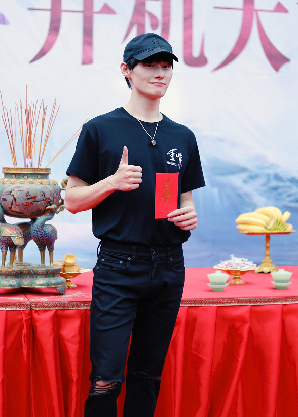 杨超越|电视剧《重紫》开机路透，杨超越徐正溪稳站C位，视线却被他吸引