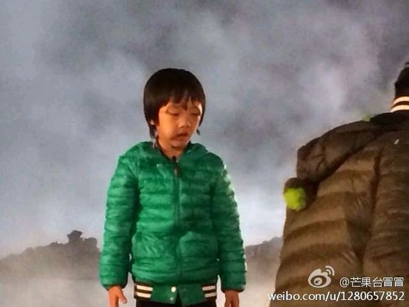 费曼|真被毁容了？12岁费曼眼角疤痕明显，视力受永久性伤害，这波亏了