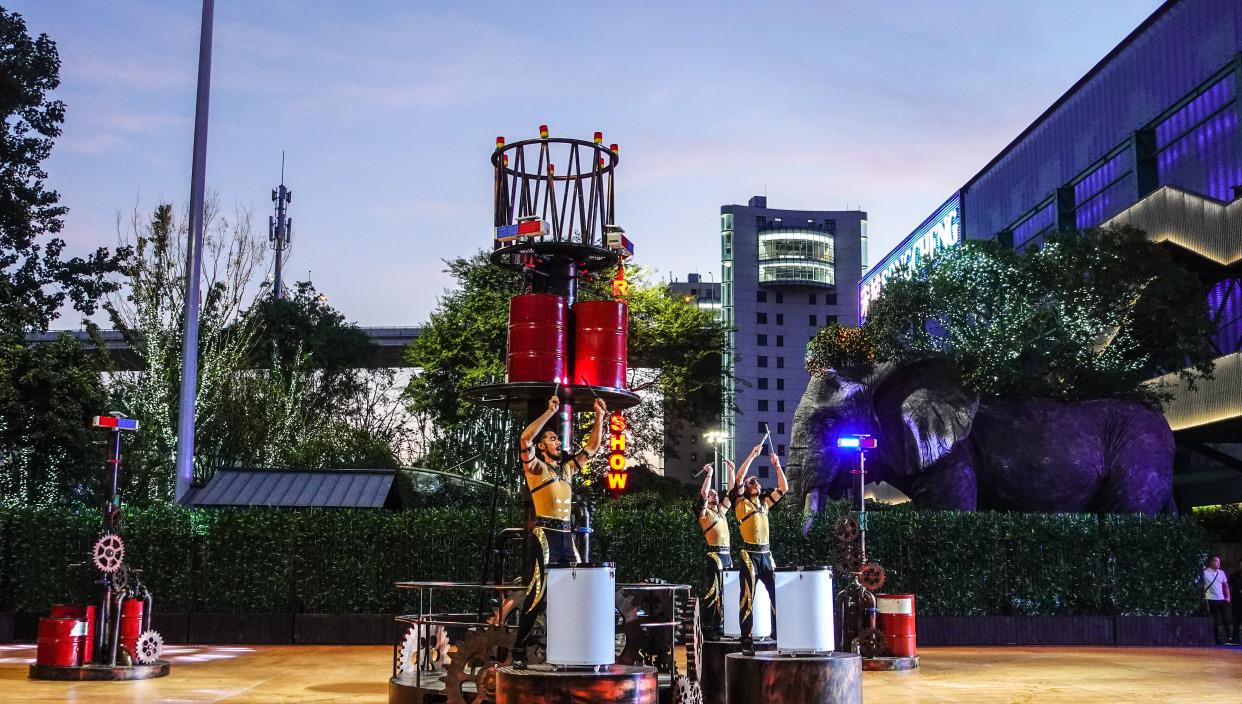 长脖子爸比说|黄浦江畔上海宋城,颜色泼水狂欢等十余场演出,点燃夏日的夜