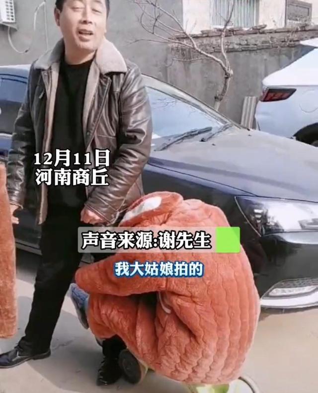 河南,儿媳紧紧抱住公公大腿撒娇,不给钱不放开,网友:不得体