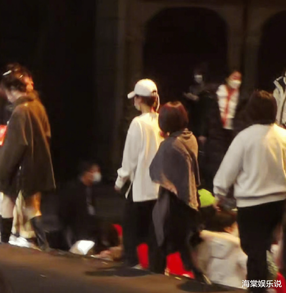 肖战|肖战的话剧在北京圆满结束！杨紫捧场被偶遇，为肖战送花篮超可爱