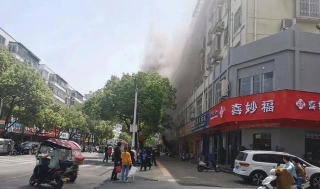 白的漫 危险!信阳市区一店铺突然起火,浓烟滚滚气味刺鼻