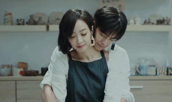 李沁|宋威龙的“女助理”颜值不输校园女神，看到两人坐在一起时：酸了