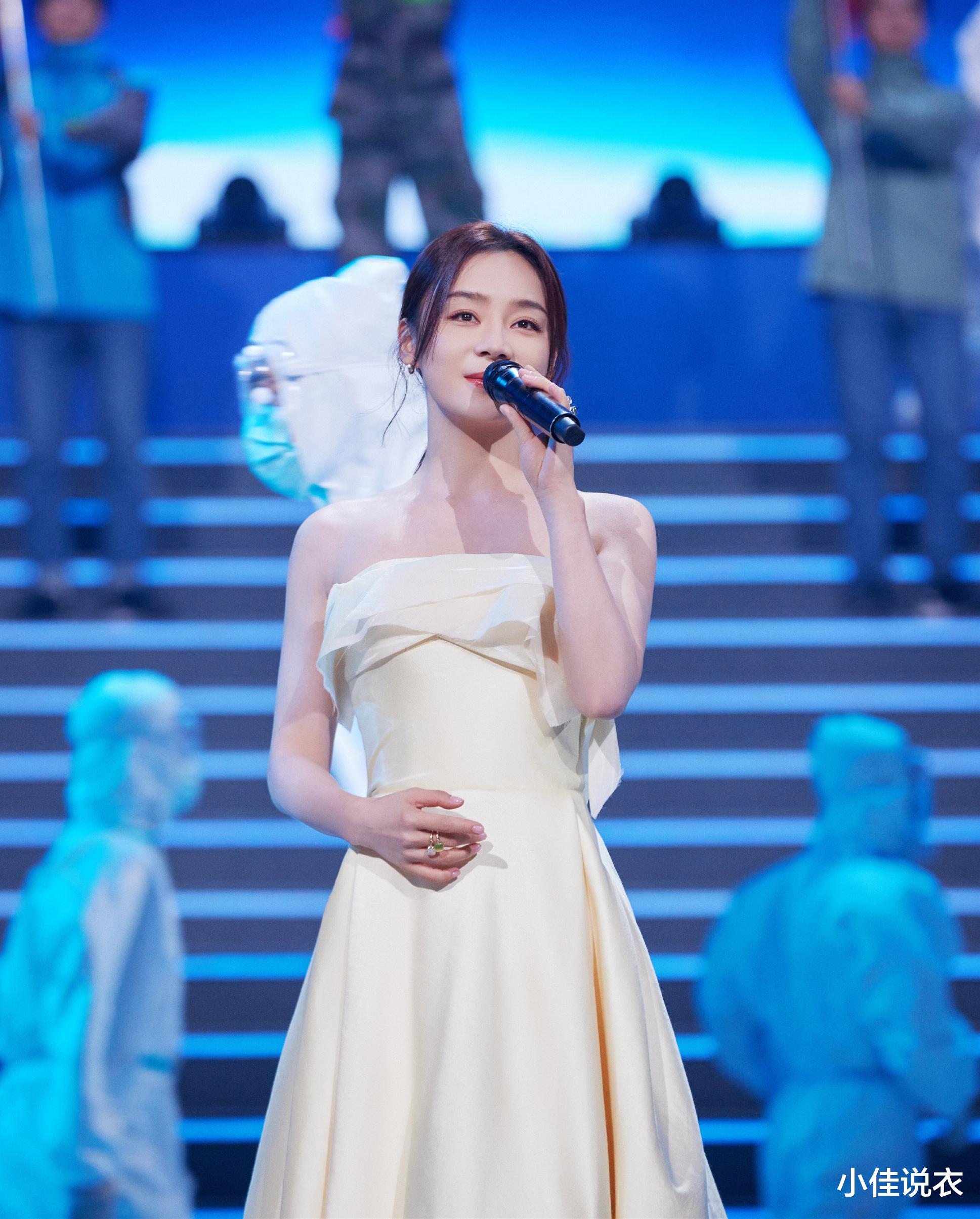 袁姗姗|袁姗姗又来秀时尚了，穿一字肩黑色礼裙，造型太飒太时髦