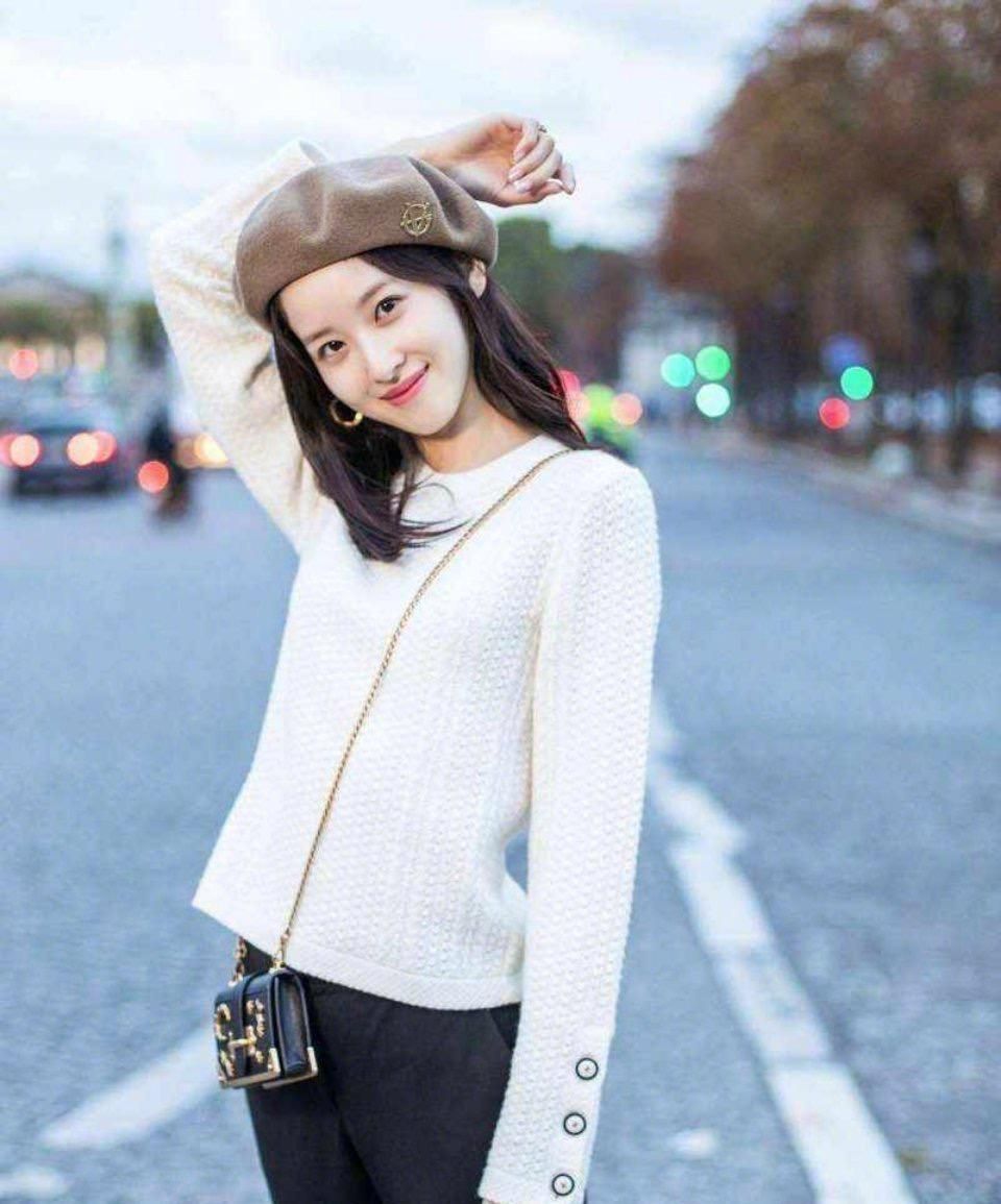 章泽天|章泽天晒美照凸显好状态，被赞与5岁女儿似姐妹，28岁还跟18似的