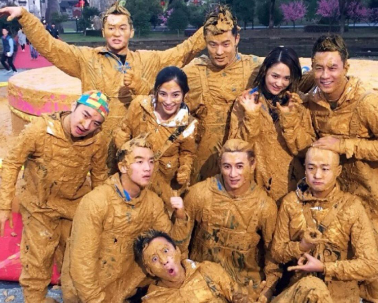 郑恺|奔跑吧9：为啥郑恺一直戴眼镜，原因难以接受，就杨颖自己心疼他