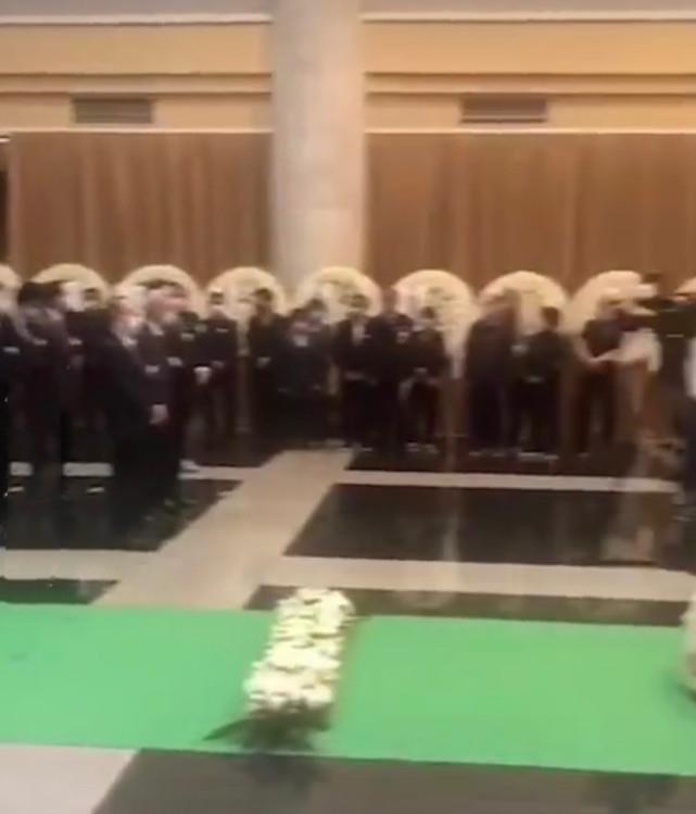 娱乐高高高守 袁隆平告别仪式公开，庄严肃穆，哀乐低回，遗体安卧鲜花翠柏丛中