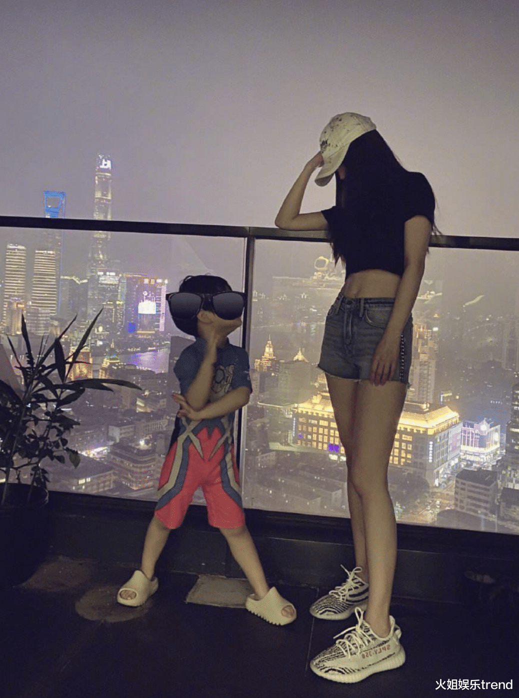 Angelababy|Angelababy妈味越来越浓了，北京春晚后台到处送糖葫芦